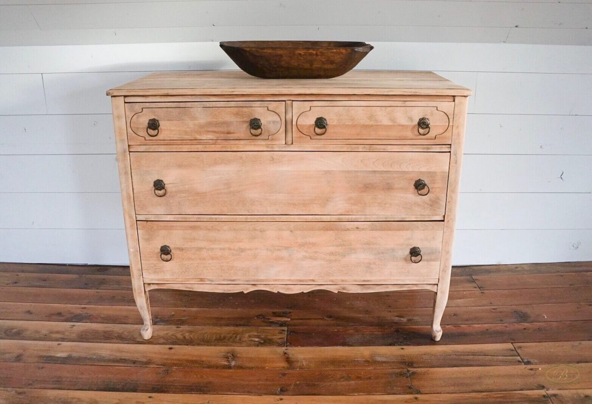 Single White Chalk Coat. Would this piece look better with Clear or Antique  Wax (below)? : r/furniturerestoration