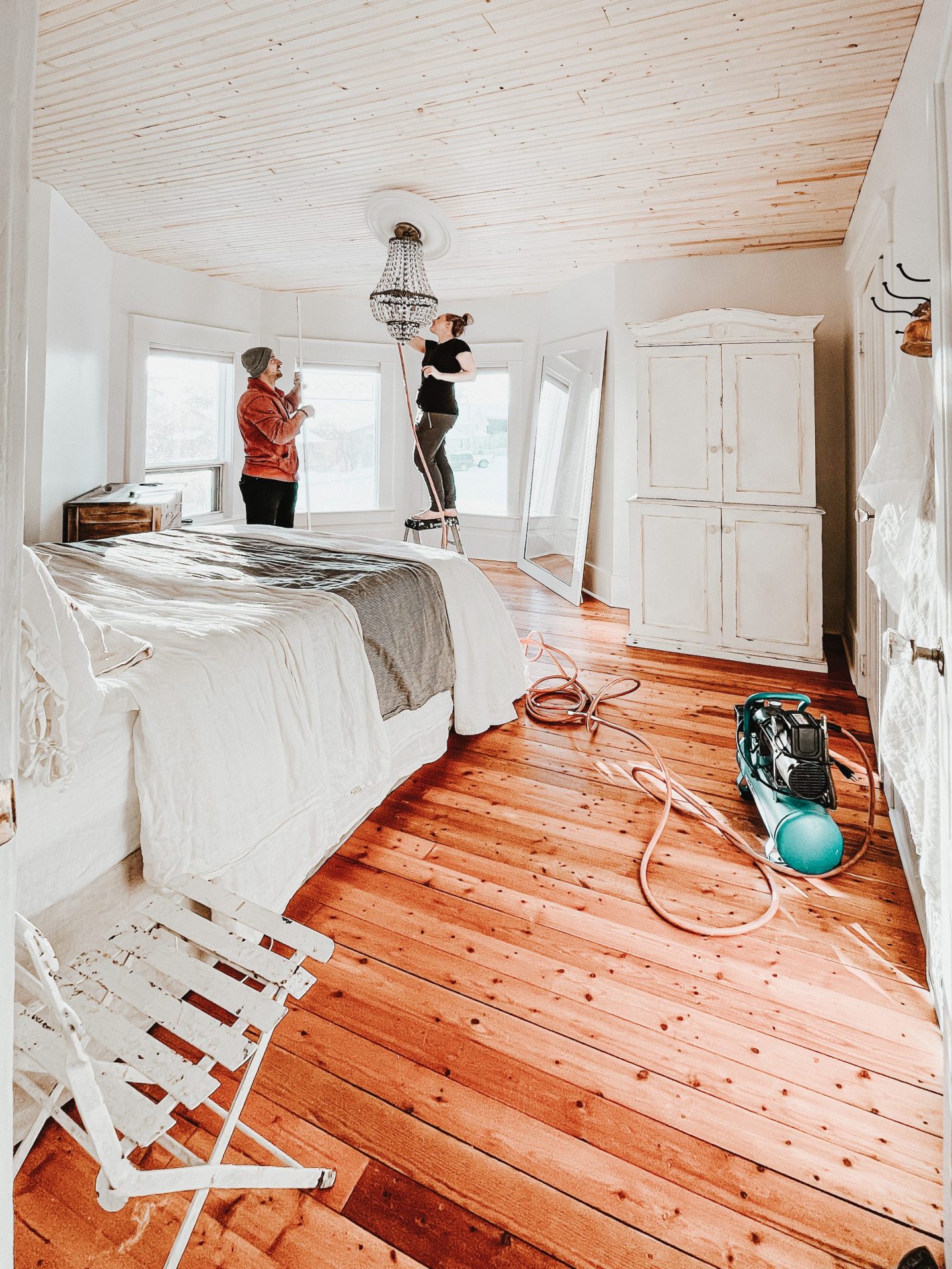 Ceiling plank bedroom before