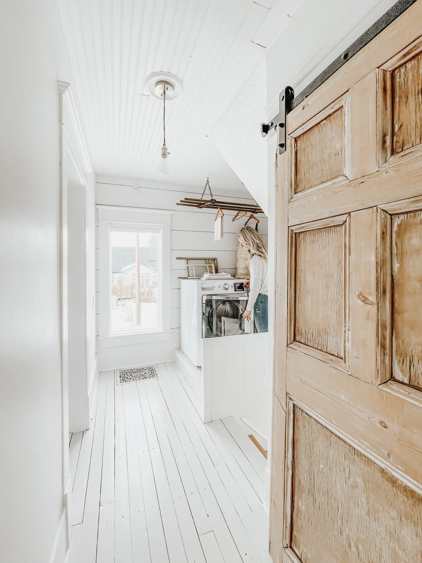 Ceiling plank laundry room