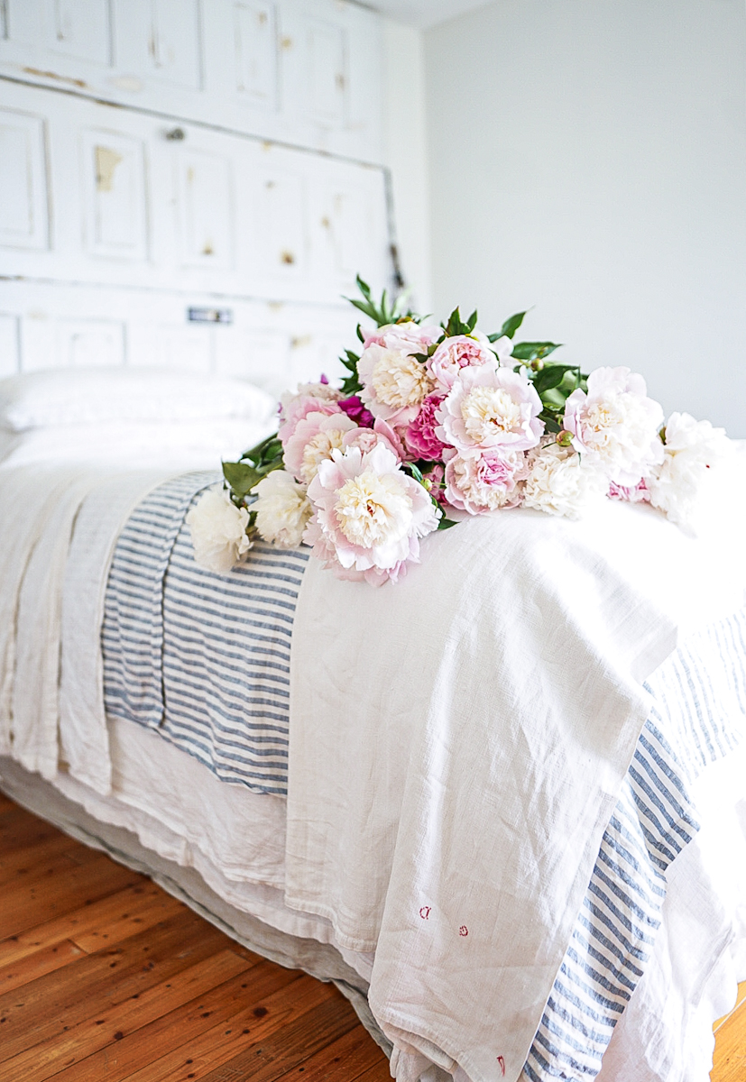 linen-sheets-peonies blue and white linen sheets with peonies on the bed