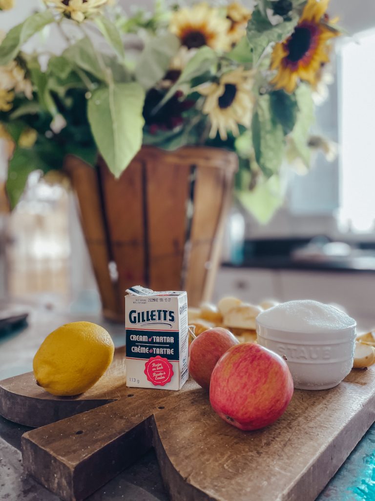 Ingredients to make apple juice from scratch