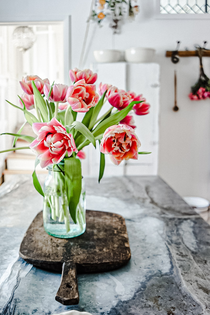 How To Arrange Tulips In A Vase