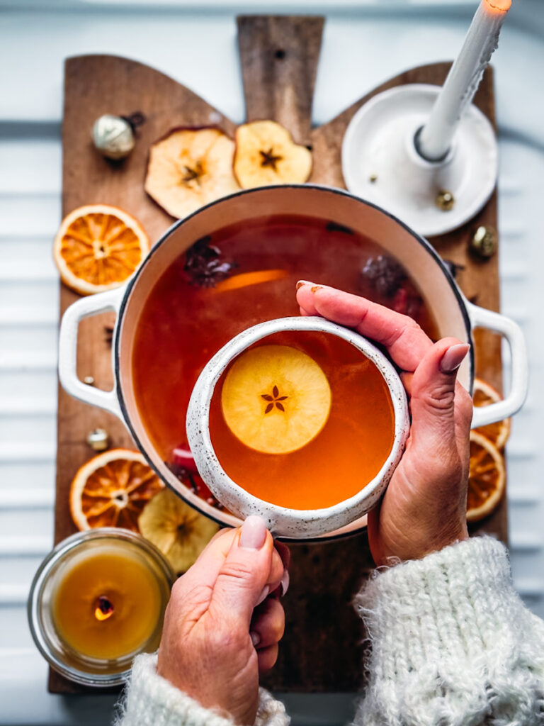 Delicious hot apple cider, cozy and ready for Hygge moments in autumn.